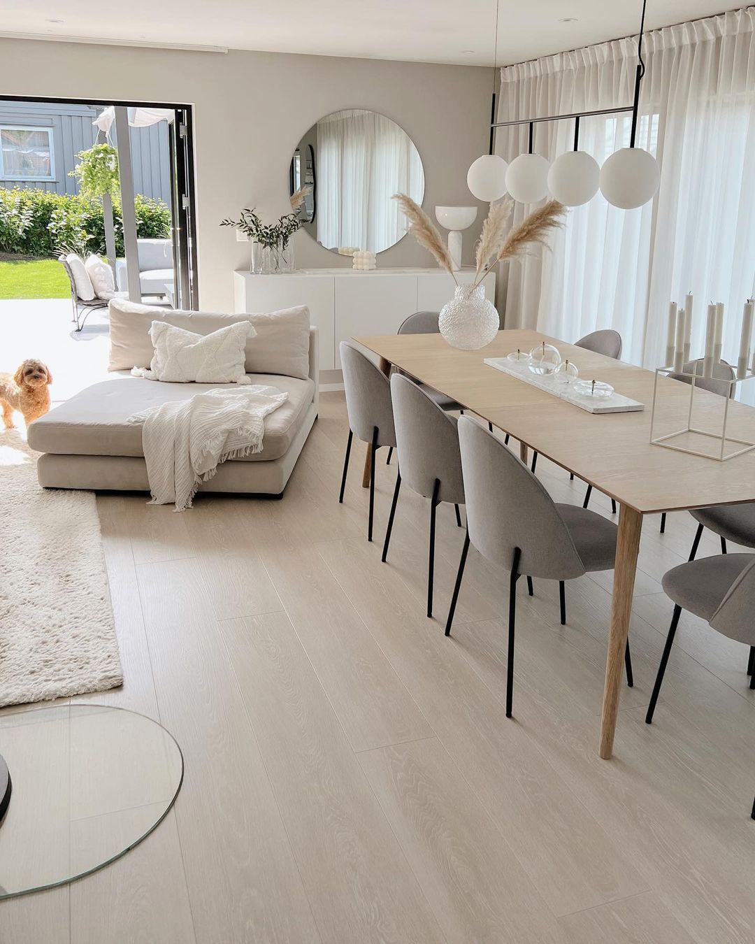 Elevating Dining Experiences: A Closer Look at a Captivating Dining Table Decoration